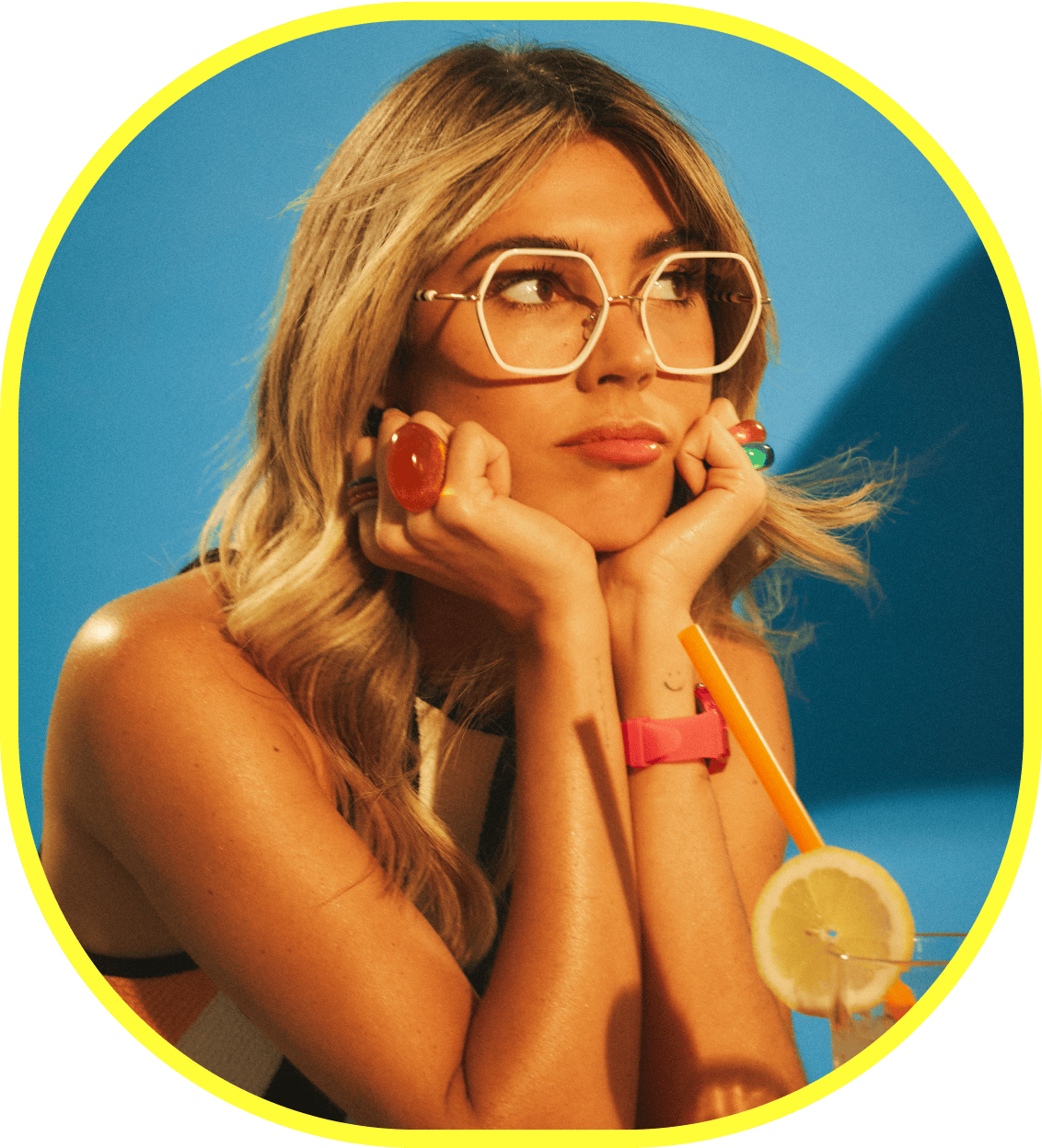 Mo x Padilla - Ana Padilla con las gafas de la colección