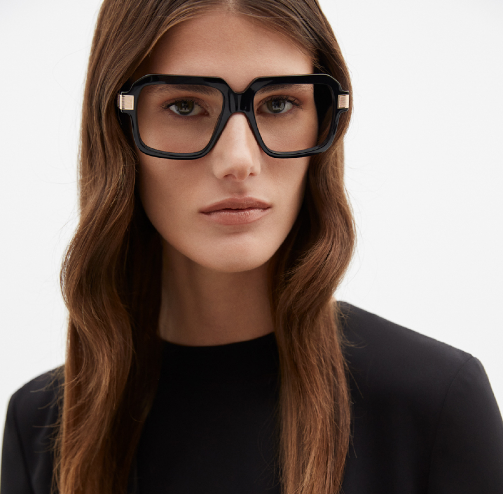 MÓ x Juanjo Oliva - Modelo con gafas de la colección