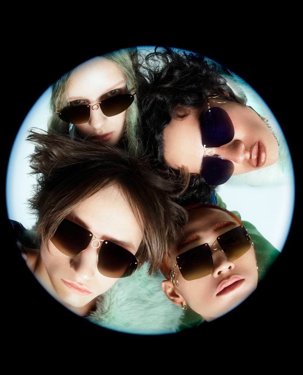 Mó imagen de una modelo con las gafas de la colección de Palomo x Multiópticas