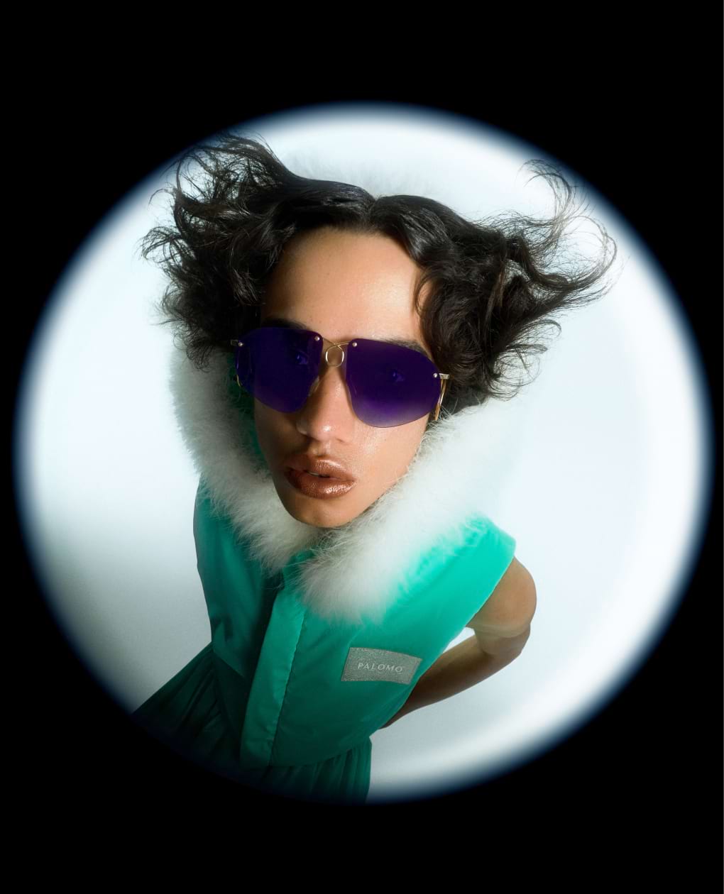 Mó imagen de una modelo con las gafas de la colección de Palomo x Multiópticas