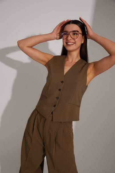 Mó x SPSM - Hero section image - Chica con las gafas de la colección