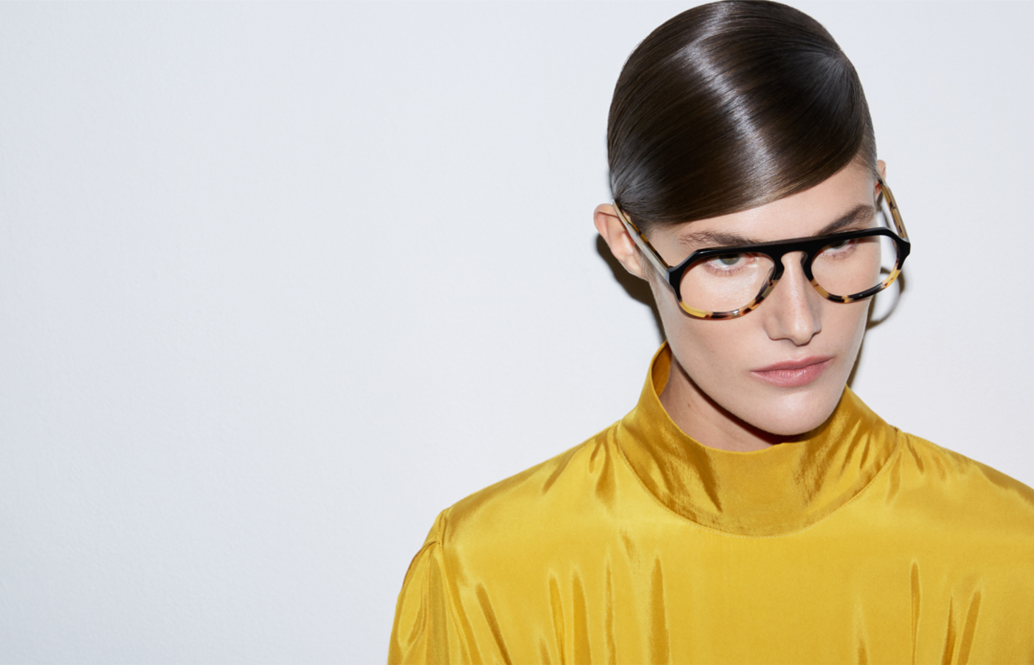 MÓ x Juanjo Oliva - Modelo con gafas de la colección