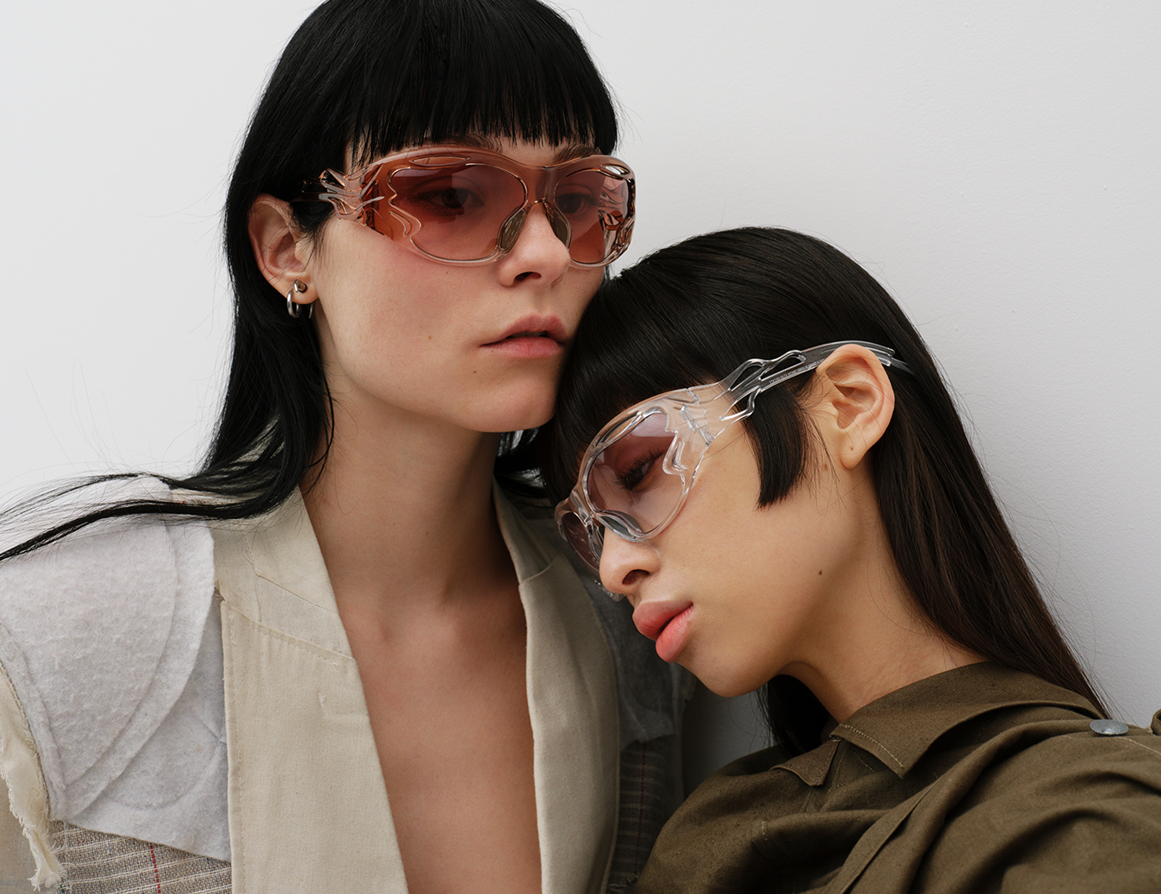 MÓ x Evade House - Modelo con gafas de la colección