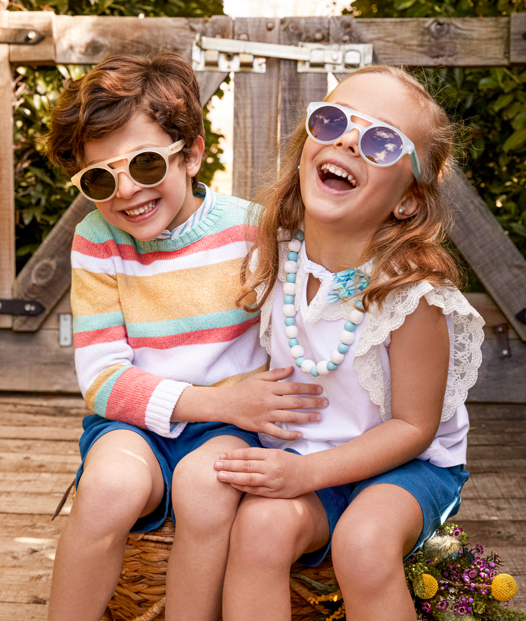 MÓ x Nanos - Hero section - Dos niños riendo con las gafas de la colección