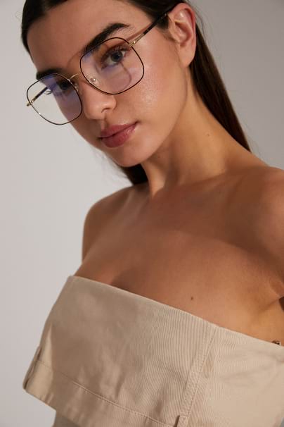 Mó x SPSM - Hero section image - Chica con las gafas de la colección