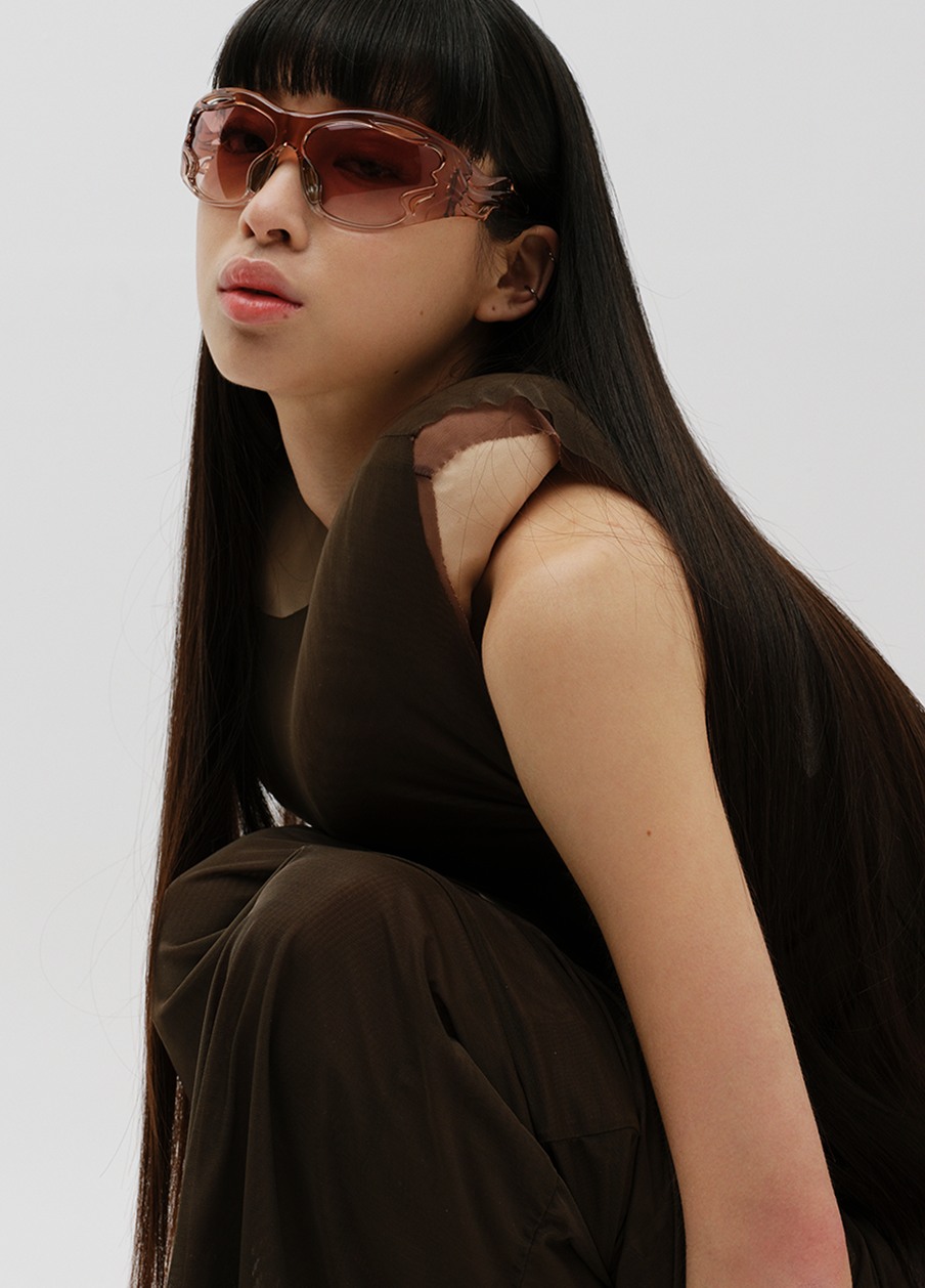 MÓ x Evade House - Modelo con gafas de la colección