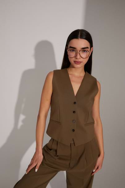 Mó x SPSM - Hero section image - Chica con las gafas de la colección