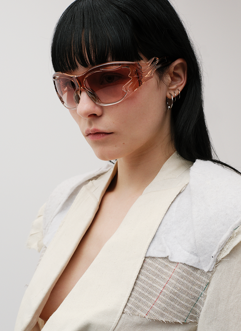 MÓ x Evade House - Modelo con gafas de la colección