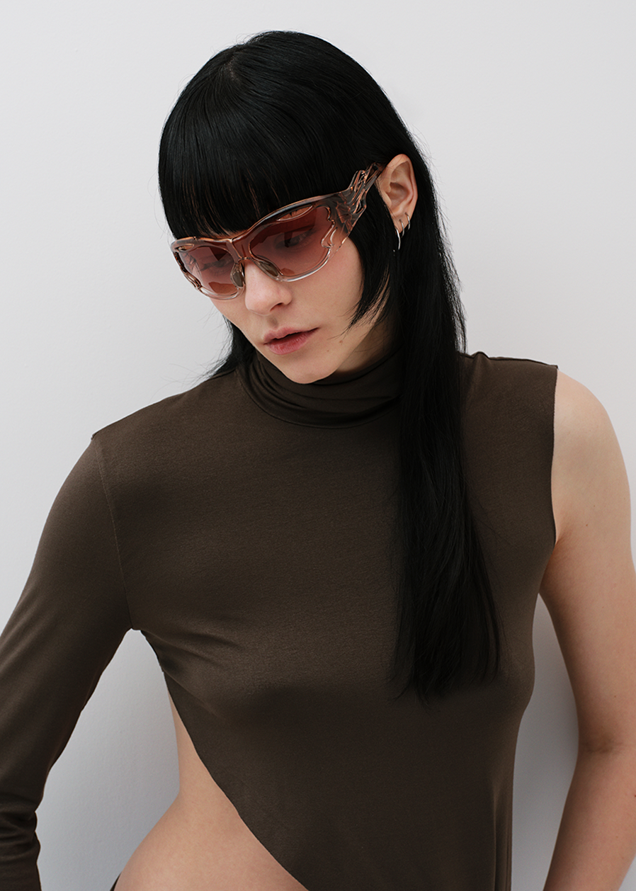 MÓ x Evade House - Modelo con gafas de la colección