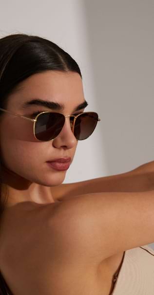 Mó x SPSM - Hero section image - Chica con las gafas de la colección