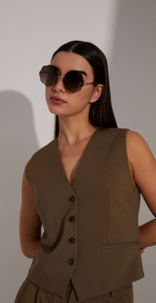 Mó x SPSM - Hero section image - Chica con las gafas de la colección